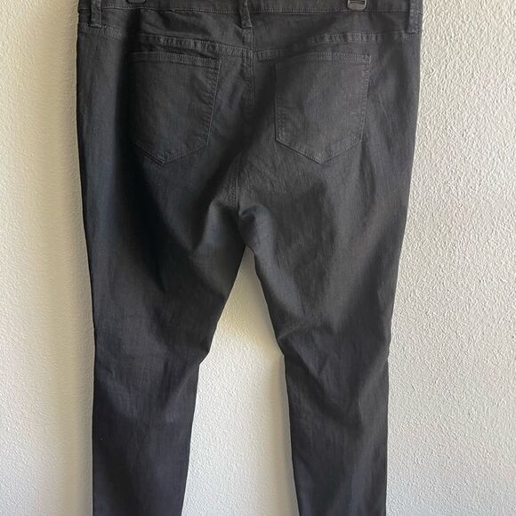 ❤️Torrid  Distressed Stretch Jeans Sz18 - Picture 6 of 8